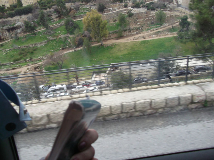 in vale se vede Ghena antica, unde se aruncau gunoaiele si traiau leprosii - a cincea zi de pelerinaj