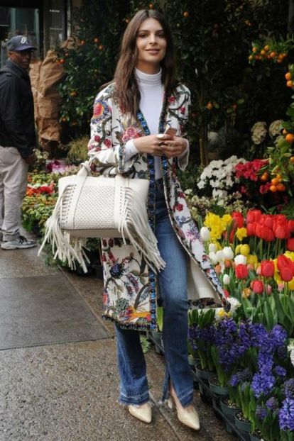 Emily-Ratajkowski-Los-Angeles-2017-03-02_L2hJWU5CdVQxYU85QkFLcV9oWnNhUVRDNGNxbz0vMHgwOjUwMHg3NTAvNjQ - emily ratajkowski
