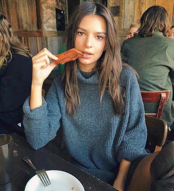 Emily-Ratajkowski-pull-col-roule - emily ratajkowski