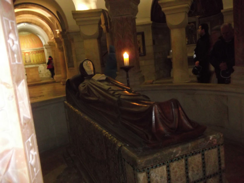 interiorul cu minunata statuie - a cincea zi de pelerinaj