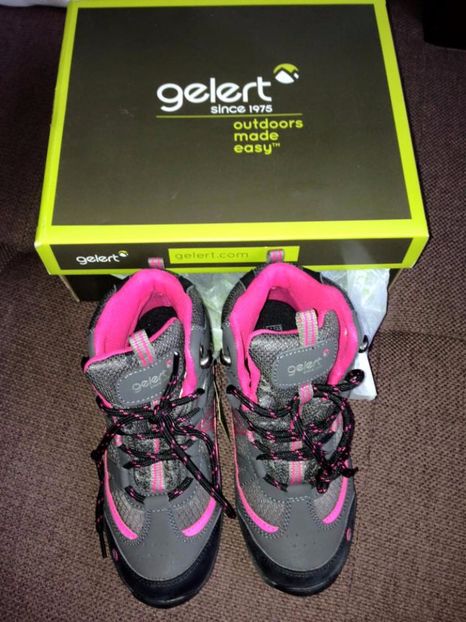  - Incaltaminte si haine din ANGLIA noi