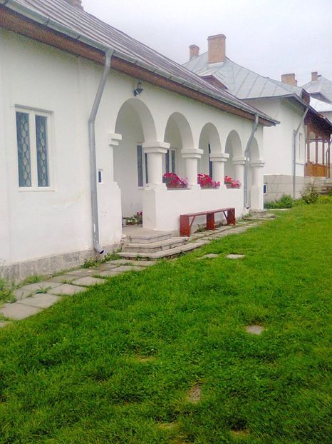 Manastirea Ciolanu - Manastiri si Schituri