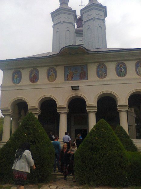 Manastirea Ciolanu - Manastiri si Schituri