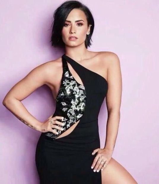 4c2ddcdddeef4edd4a0e8406b3cbe177 - demi lovato