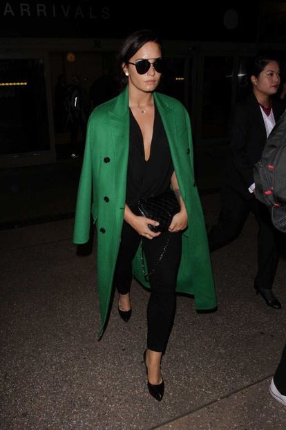 Demi-Lovato-Arrives-to-LAX-in-Los-Angeles-on-Feb-5-07 - demi lovato
