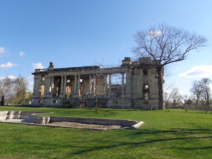 din pacate palatul nu a fost terminat si acum este intr-o stare de degradare grava - Pe dealurile din Filipestii de Padure