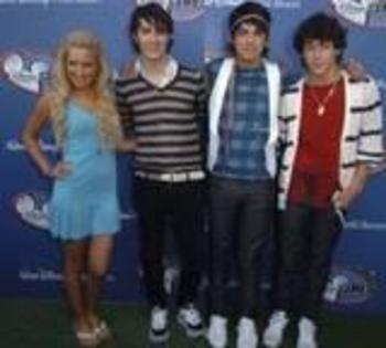 profiles_thashleyandjobros_1205_977802_media_xlarge