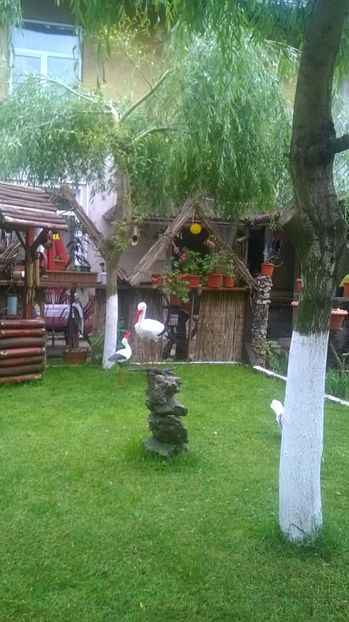  - prin curte ornamente din lemn