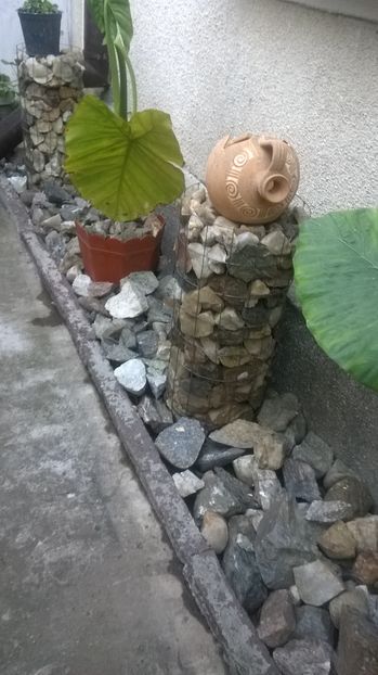  - prin curte ornamente din lemn