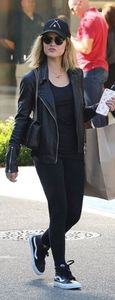 1387867ac4a93fda1cc41900f3790590 - lucy hale