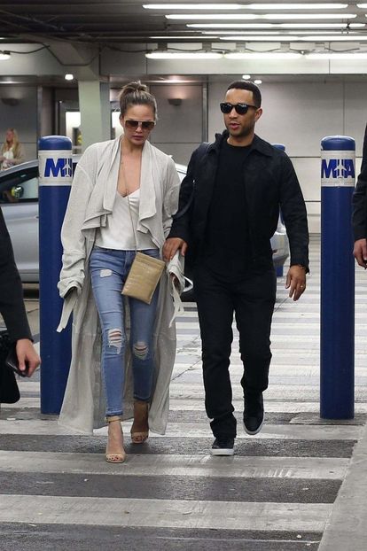 chrissy-teigen-at-airpot-in-miami-march-03-2017_105035500 - chrissy teigen n