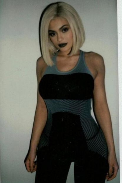 Kylie-Jenner-Instagram-2017-01-16_LzhRbUhtQTdRZmNpZXFlQ29UeWpvWXZaTWlGYz0vMHgwOjUyMHg3ODAvNjQweDAvMG - kylie jenner