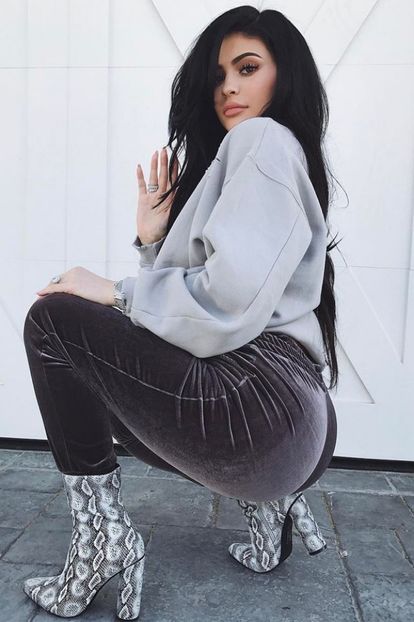 Kylie-Jenner-Instagram-2017-02-01_L0lmWVZhU3JnVkF1WHJnZ2g0cmxPRzVpbVl4cz0vMTY3eDA6ODM0eDEwMDAvNjQweD - kylie jenner