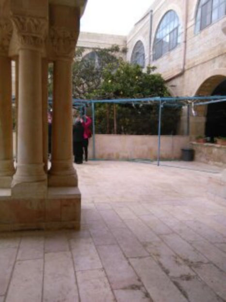 in curtea bisericii - poze de pe telefon