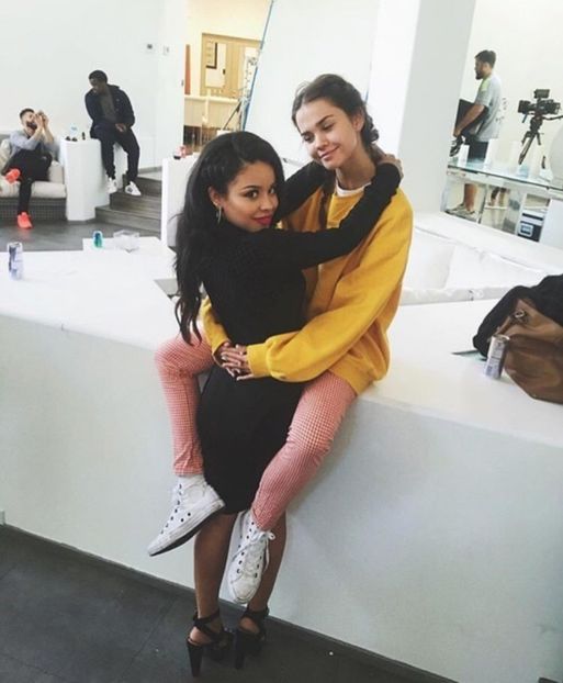 large (29) - maia mitchelle e