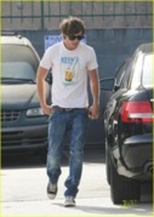 10902853_MJTEGBZMR - Zac Efron