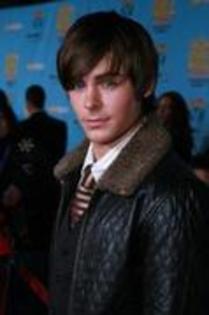 10902894_ZNRTYPEZV - Zac Efron