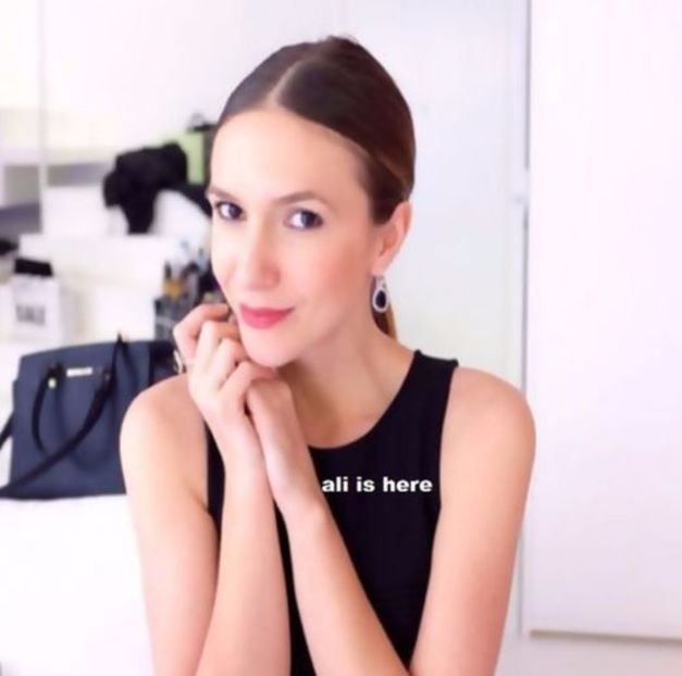 102446854_PHHJLTO3 - raluca - viata reala