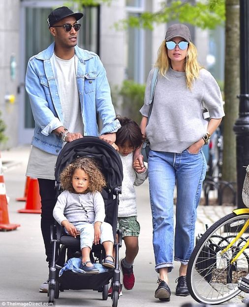 3FE657C300000578-4469972-Quartet_Doutzen_Kroes_enjoyed_a_New_York_walk_on_Wednesday_with_-a-3_149382 - doutzen kores s
