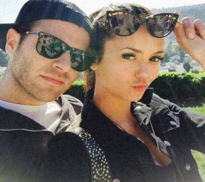 14Mai2017.　　━ “The reason why we can t let go of someone is because deep - I feel you coming through my veins