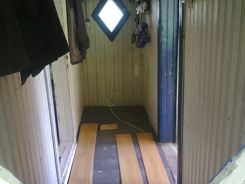 Holul cabanei partea de est - 2017 RENOVARE CABANA DE LA GRADINA 2 - 17 mai