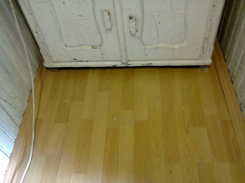 Holul cabanei partea de est cu parchetul terminat. - 2017 RENOVARE CABANA DE LA GRADINA 2 - 17 mai