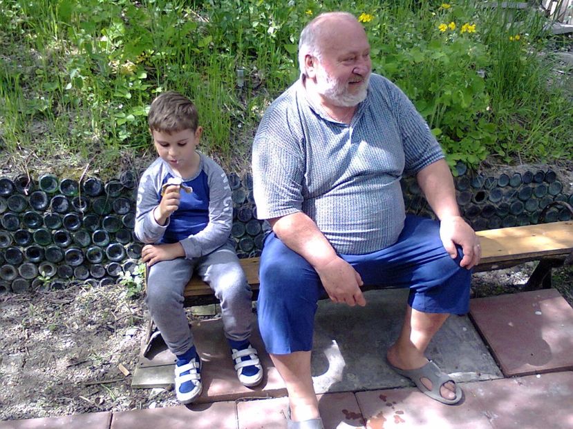 O pauza binemeritat si de racorit cu o inghetata. - 2017 RENOVARE CABANA DE LA GRADINA 2 - 17 mai