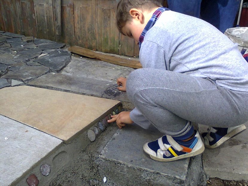 Pragul de la cuptor decorat cu pietricele culese din Italia si Grecia. - 2017 RENOVARE CABANA DE LA GRADINA 2 - 17 mai