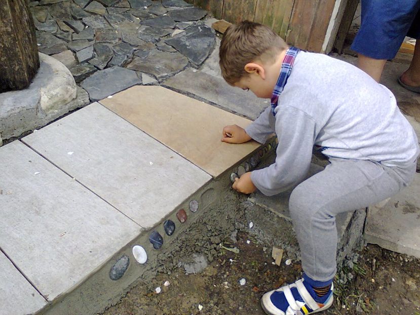 Pragul de la cuptor decorat cu pietricele culese si din Grecia. - 2017 RENOVARE CABANA DE LA GRADINA 2 - 17 mai