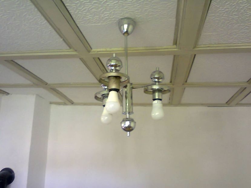 Tavanul reconditional cu candelabrul nou. - 2017 RENOVARE CABANA DE LA GRADINA 2 - 17 mai