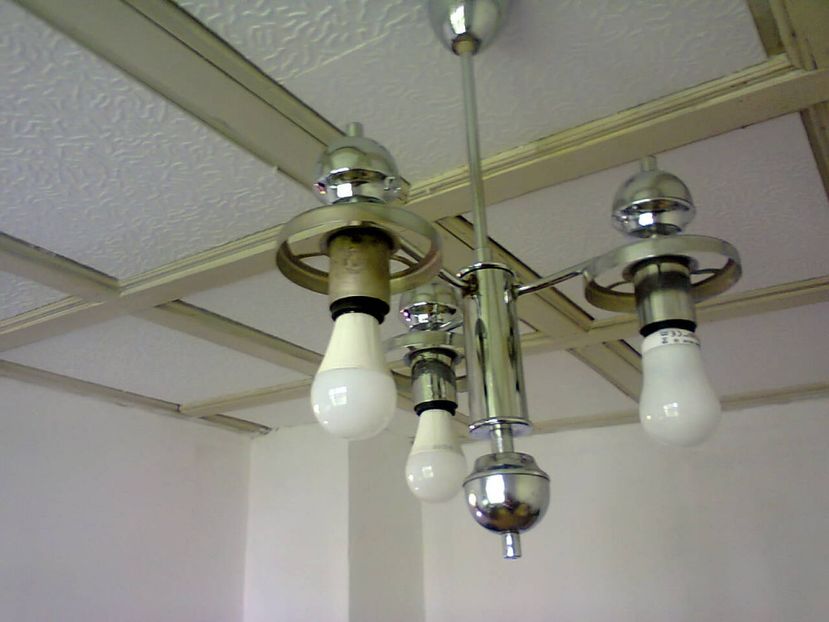 Candelabru nou cu leduri economice. - 2017 RENOVARE CABANA DE LA GRADINA 2 - 17 mai