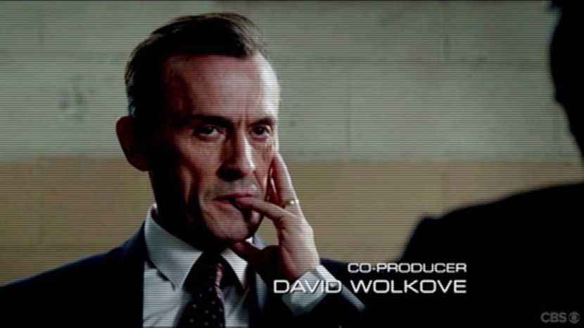 - *statea in biroul sau, batand in birou cu degetele pe ritmul melodiei din filmul The Godfather, - xo - Episode 02