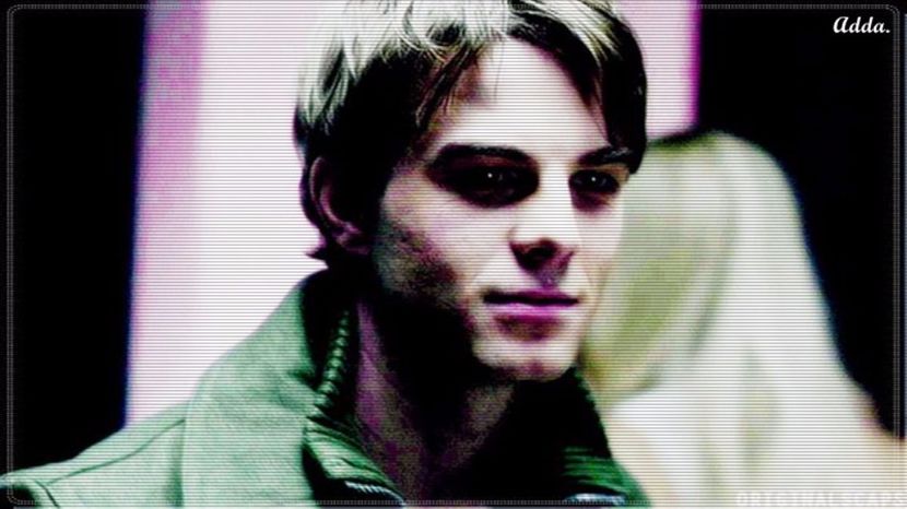 - *apare din spatele Denisei si ii pune mana la gura* Scuza-mi prietena, e de la bautura. - xo - Episode 02