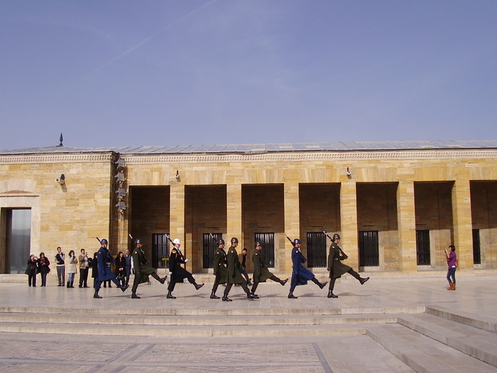 Schimbarea garzii; Schimbarea garzii la mausoleu
