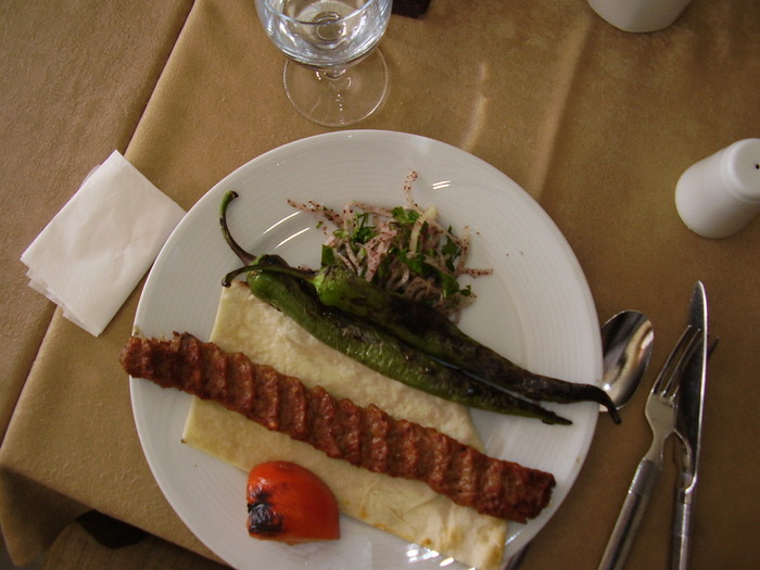 Kebab Adana; Specialitatea restaurantului Adana, foarte picant.
