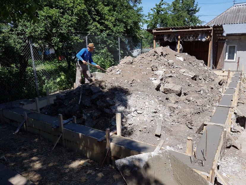 am turnat betonul in temelie - 0----------------HALA IEPURI