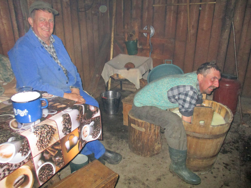 In Stana la povesti - Urcatul la Stana Dealul Alb 2017 primavara