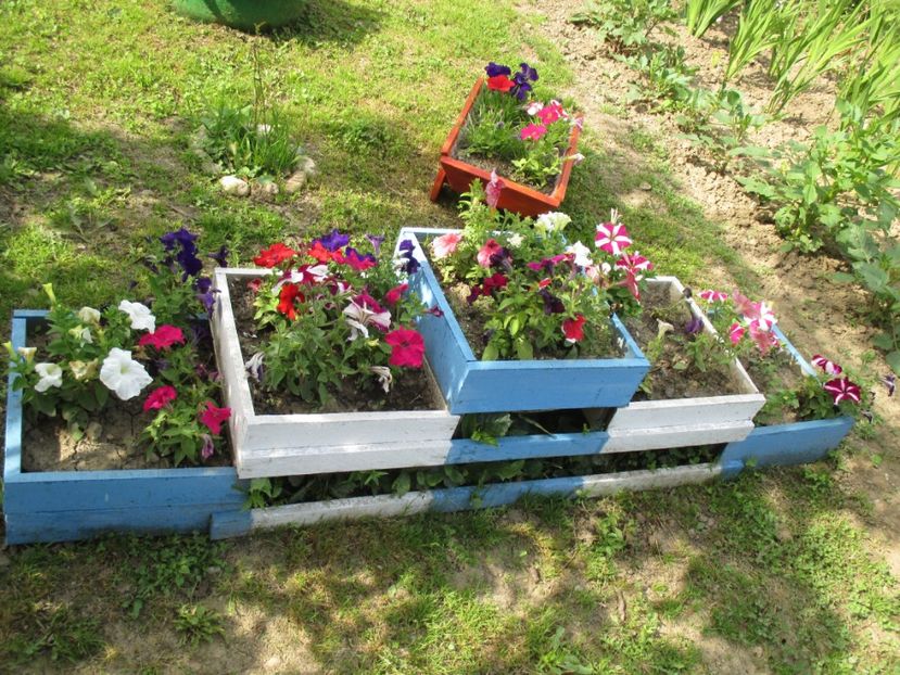  - bijuterii in gradina