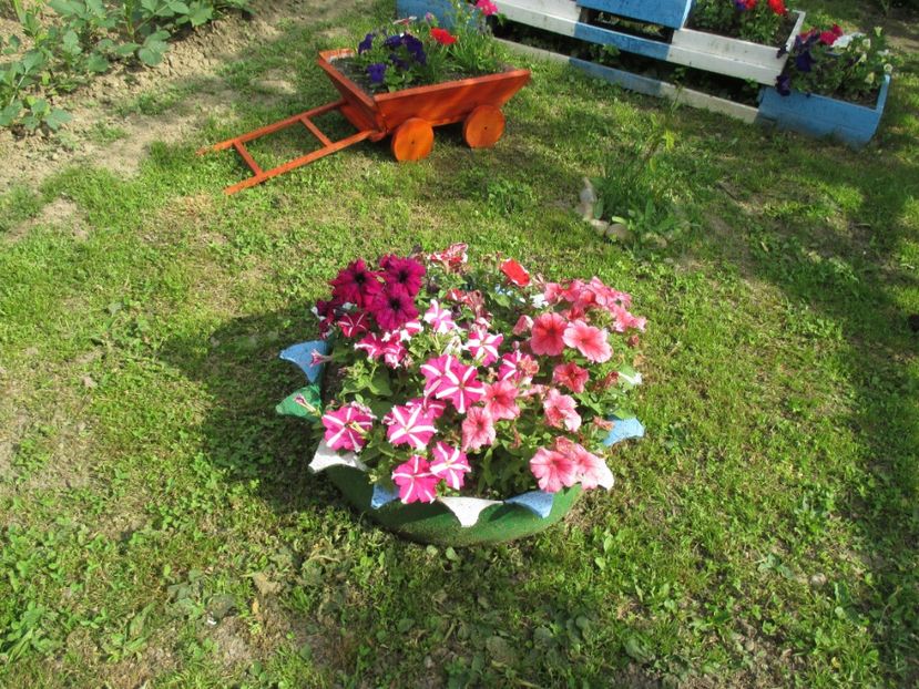  - bijuterii in gradina