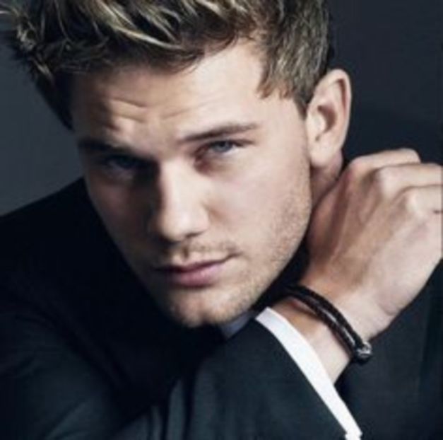 Jeremy Irvine (3) - Jeremy Irvine