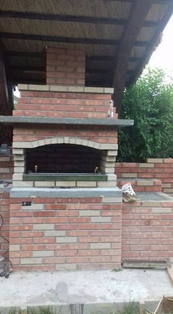 K5 - Cuptor gratar plita si afumatoare la Pensiunea Karla din Crisan