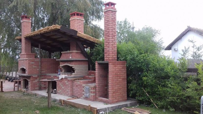 K7 - Cuptor gratar plita si afumatoare la Pensiunea Karla din Crisan