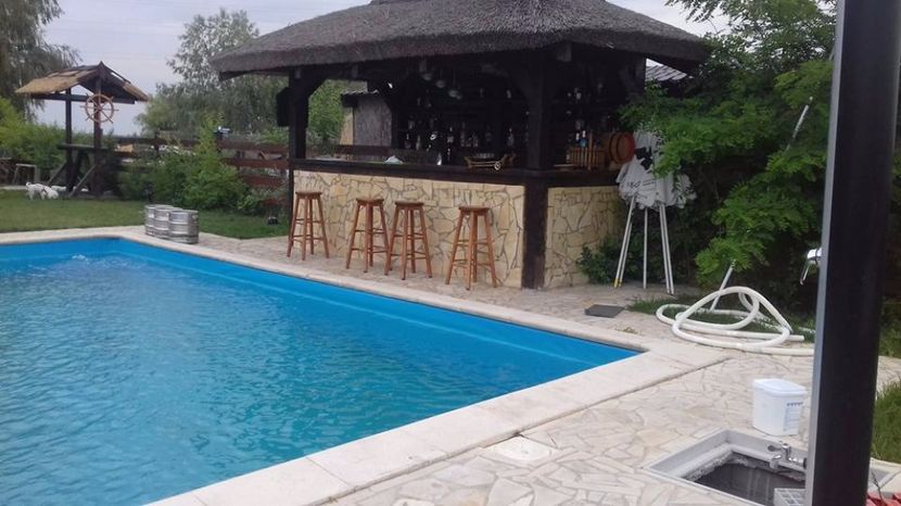 K9 - Cuptor gratar plita si afumatoare la Pensiunea Karla din Crisan