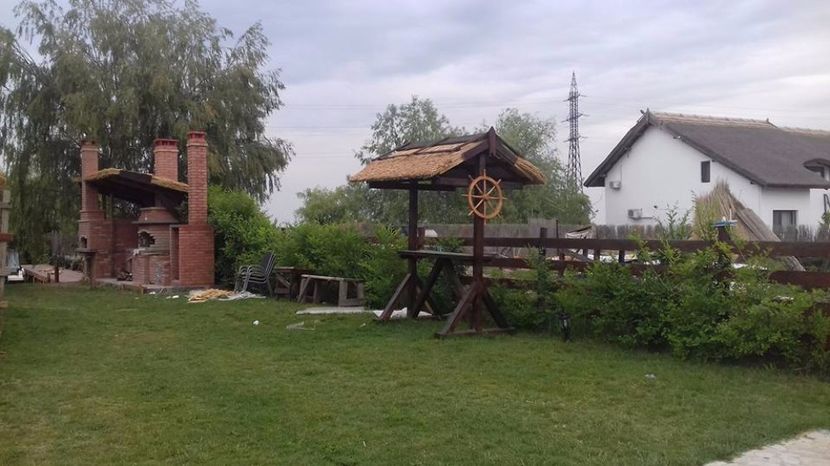 K10 - Cuptor gratar plita si afumatoare la Pensiunea Karla din Crisan