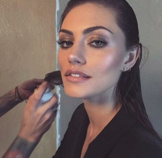 large (16) - phoebe tonkin