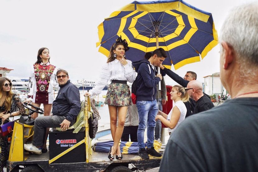 CvS5mfiXEAAaYCg - zendaya