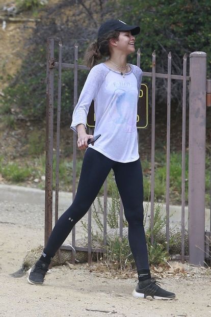 zendaya-coleman-out-hikking-in-los-angeles-05-29-2017_4 - zendaya