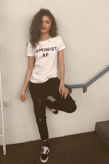 Zendaya-Instagram-2017-03-09_L3FORG9DSU96UVRwMGlGbm9GczlYUWJoTTY5RT0vNzF4MjU6NTMweDcxMy82NDB4MC81OGQ - zendaya