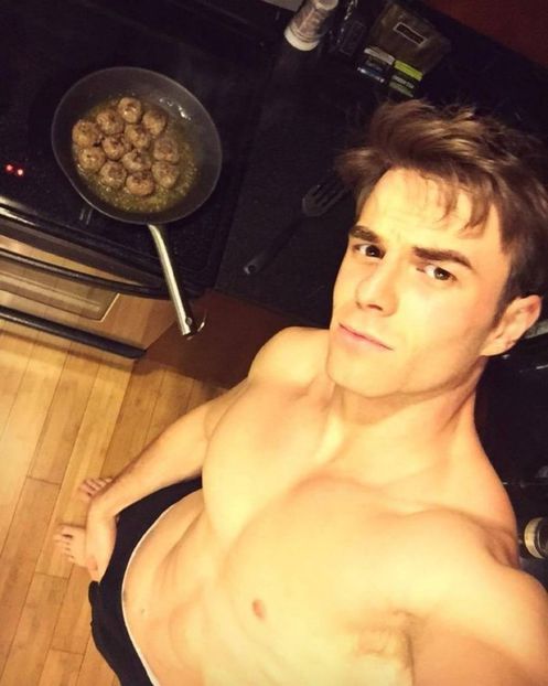 CaaI4FUUcAETlZV - nathaniel buzolic