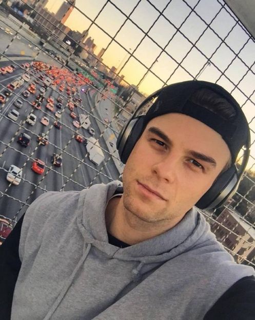 CZ7IqpeXEAAnPLH - nathaniel buzolic